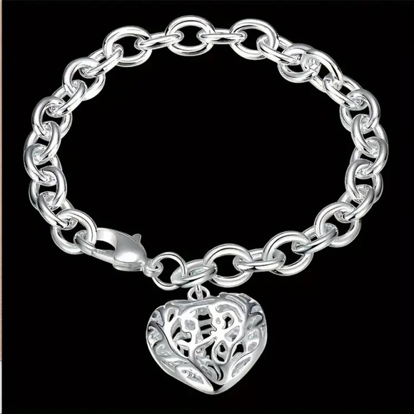 NWT Heart Shaped Pendant Fashionable Silvery Bracelet. - Picture 1 of 6
